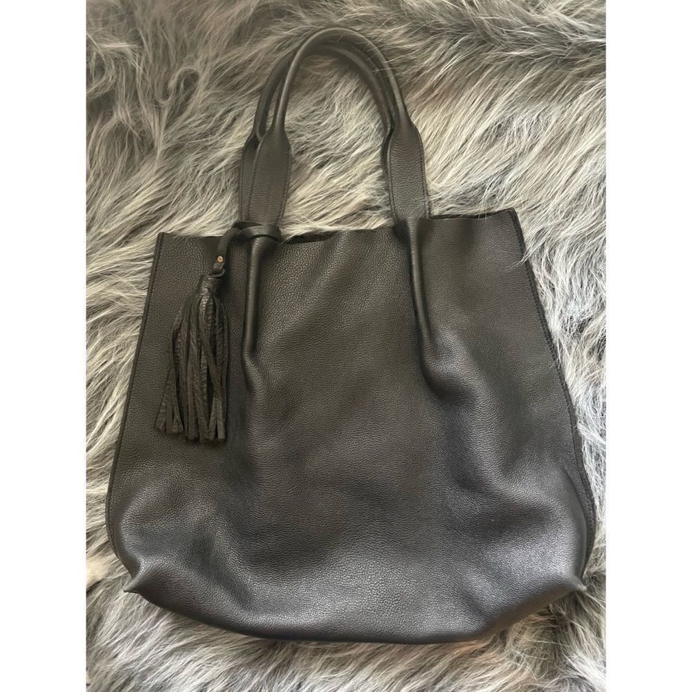 OLIVEVE 
MAGGIE  TOTE WITH LEATHER TASSEL
BLACK PEBBLE LEATHER/ Excellent/ USA - Picture 4 of 8
